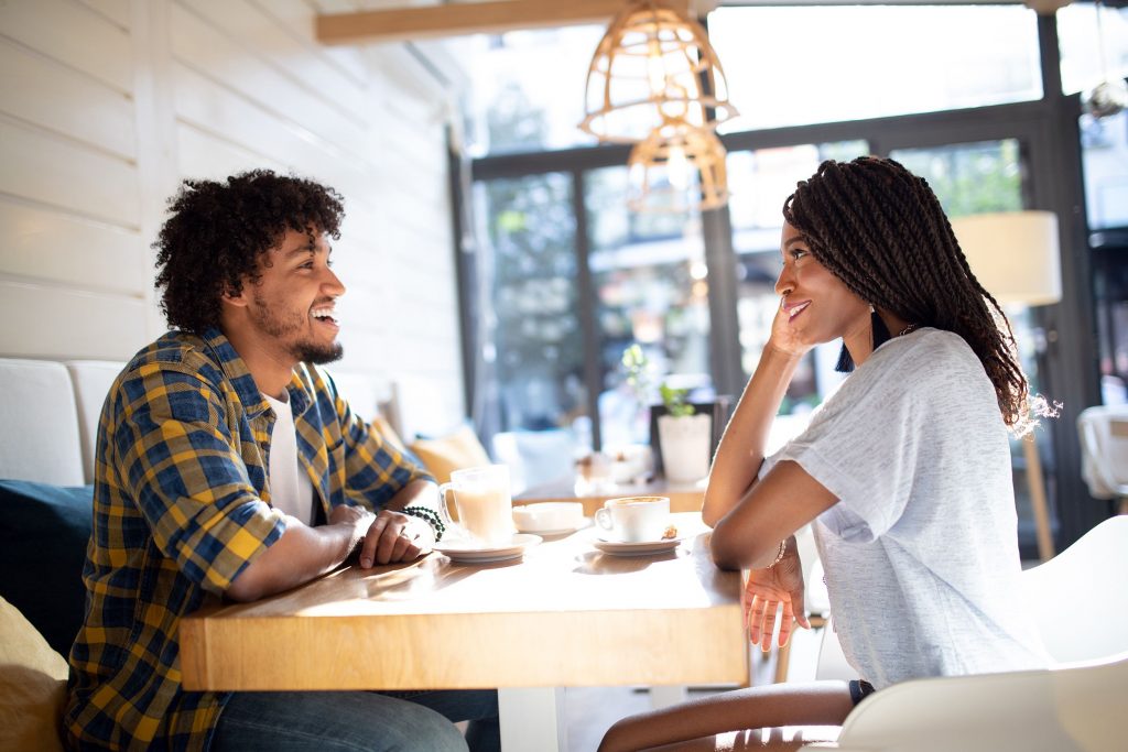 First Date These Gestures That Betray His Thoughts